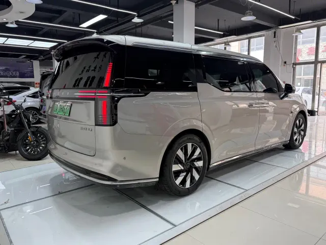 Volvo EM90 — Фото автомобиля 6