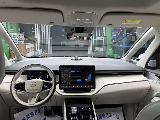 Volvo EM90 — Фото автомобиля 7