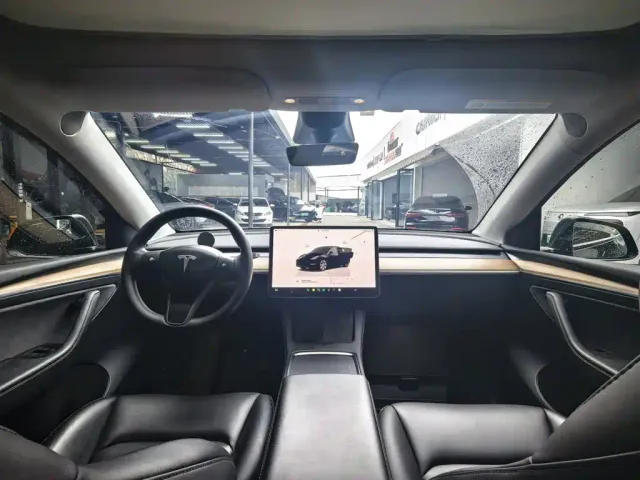 Tesla Model Y — Фото автомобиля 3