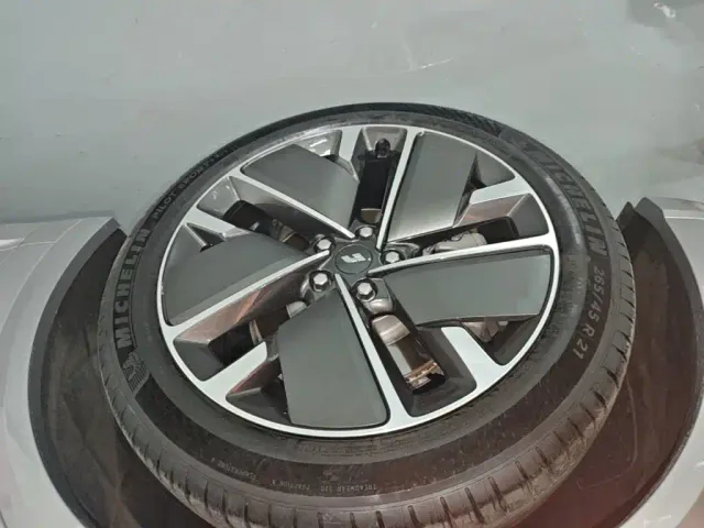 Li Auto L8 — Фото автомобиля 22