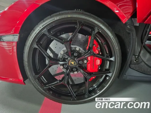Lamborghini Revuelto — Фото автомобиля 12
