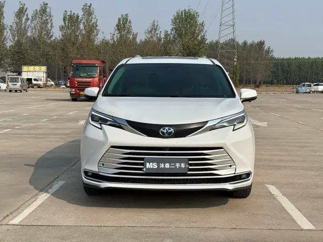 Toyota Sienna — Фото автомобиля 2