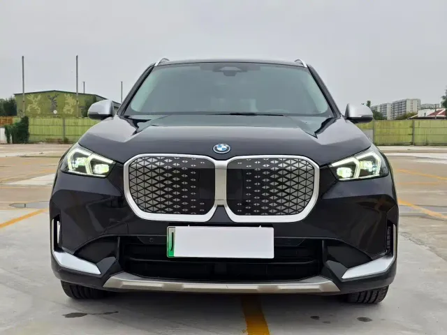 BMW iX1 — Фото автомобиля 2