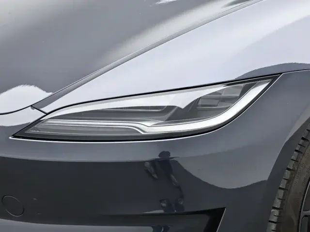 Tesla Model 3 — Фото автомобиля 16