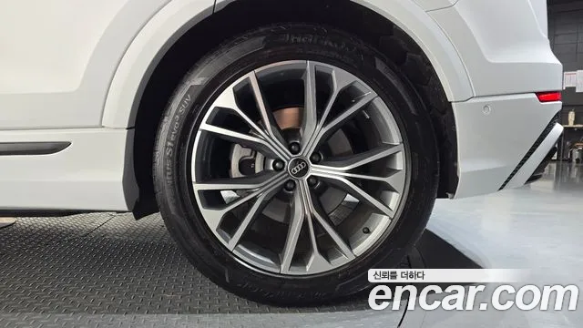 Audi Q8 55 TFSI quattro Premium — Фото автомобиля 17