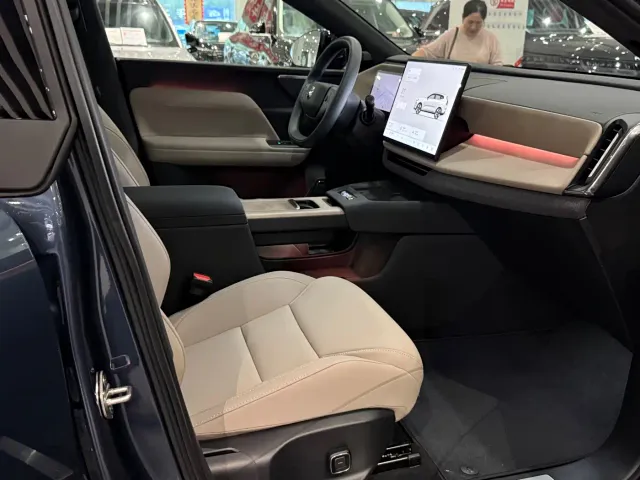 Volvo XC70 Plug-in Hybrid — Фото автомобиля 10