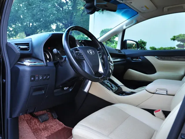 Toyota Alphard — Фото автомобиля 12