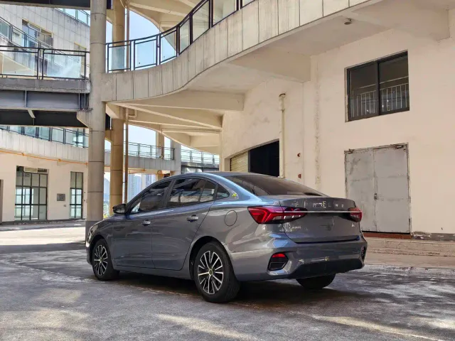 Roewe i5 — Фото автомобиля 4