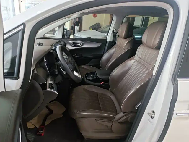 Roewe iMAX8 — Фото автомобиля 14