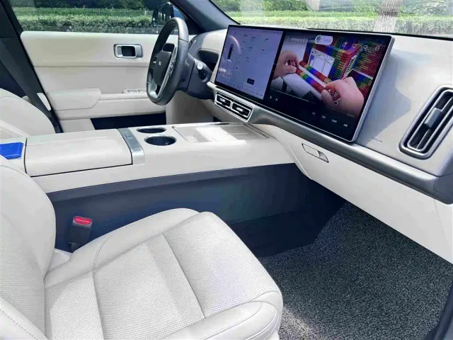 Li Auto L7 — Фото автомобиля 9