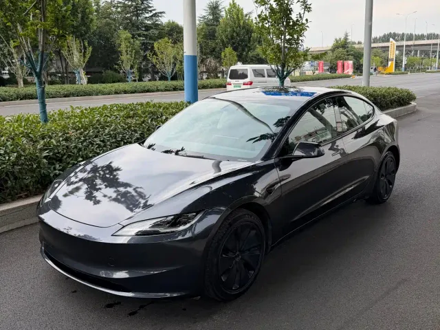 Tesla Model 3 — Фото автомобиля 2