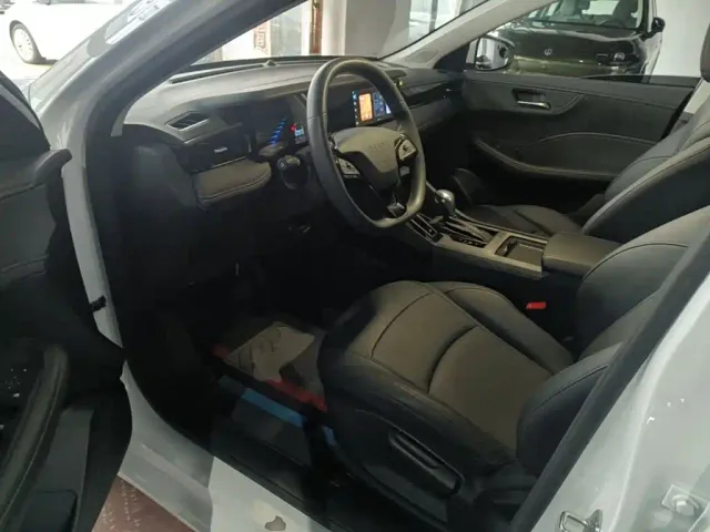 Roewe i5 — Фото автомобиля 15