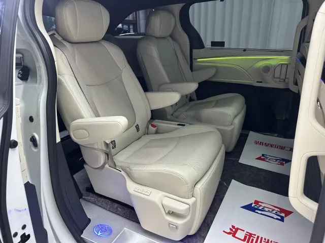Toyota Sienna — Фото автомобиля 19