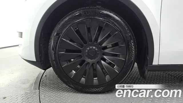 Tesla Model Y — Фото автомобиля 5