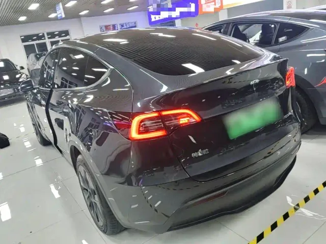 Tesla Model Y — Фото автомобиля 4