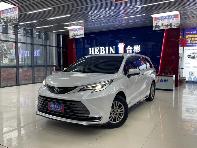 Toyota Sienna — Фото автомобиля 2