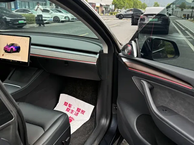 Tesla Model Y — Фото автомобиля 16