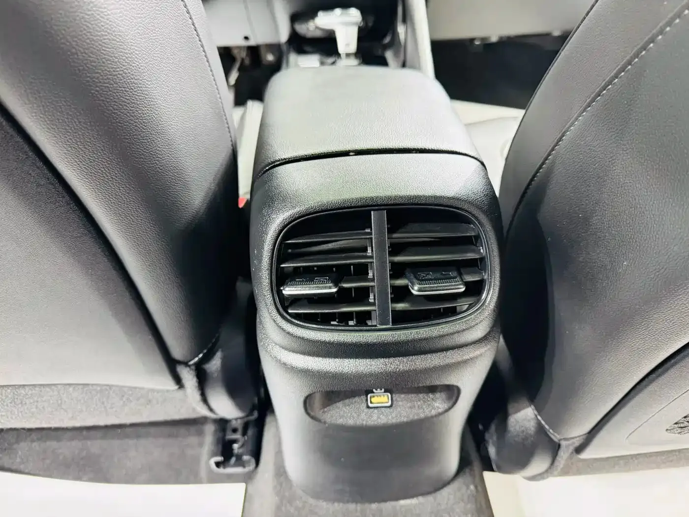 Hyundai Elantra 2022 1.5L CVT LUX Premium Edition — Фото автомобиля 13