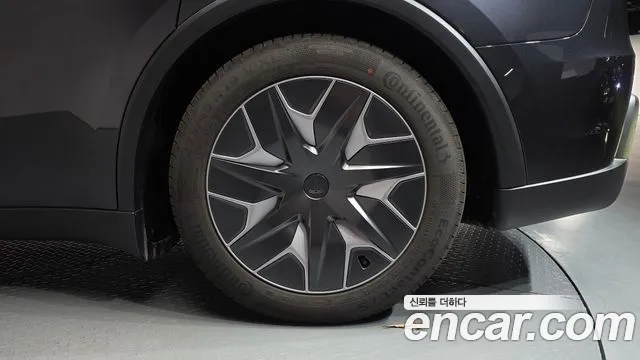 Tesla Model Y — Фото автомобиля 6