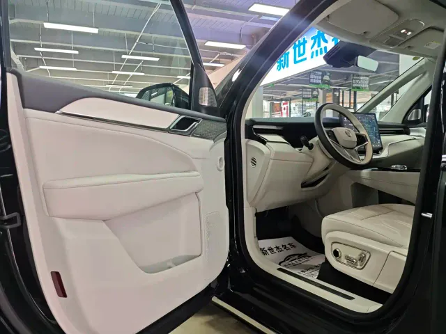 Volvo EM90 — Фото автомобиля 4