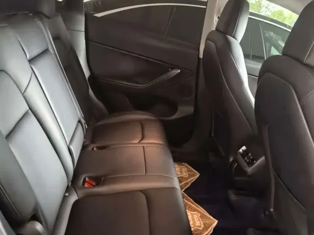 Tesla Model Y — Фото автомобиля 8