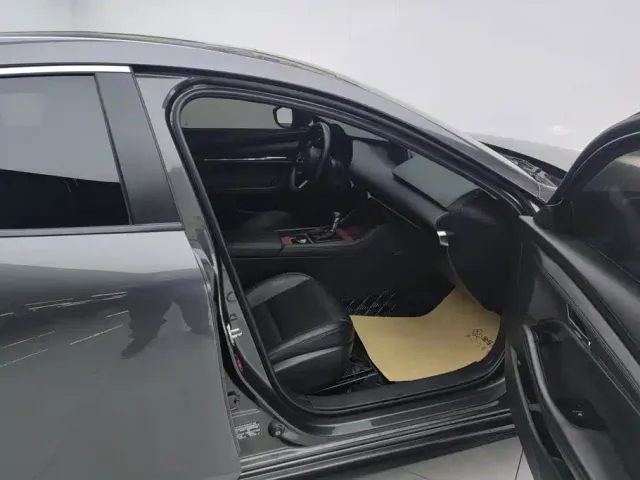 Mazda Axela — Фото автомобиля 8