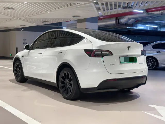 Tesla Model Y — Фото автомобиля 4