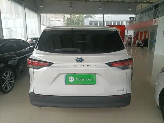 Toyota Sienna — Фото автомобиля 5
