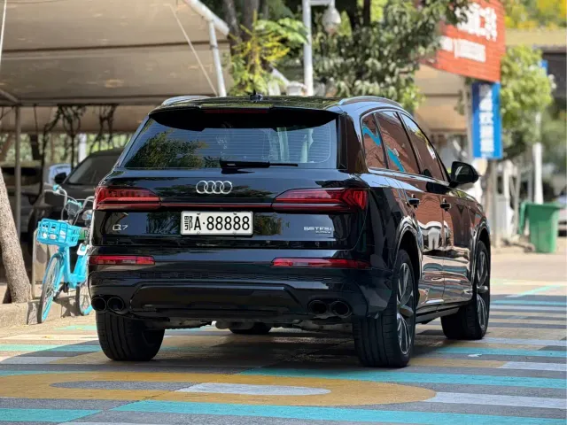 Audi Q7 — Фото автомобиля 6