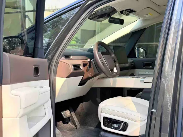 Li Auto MEGA — Фото автомобиля 3