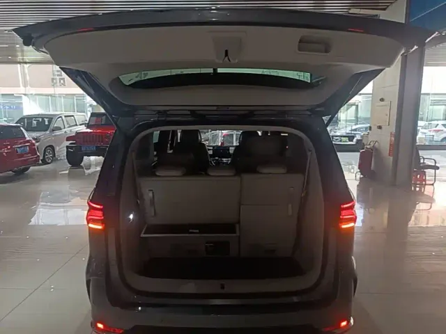 Roewe iMAX8 — Фото автомобиля 18