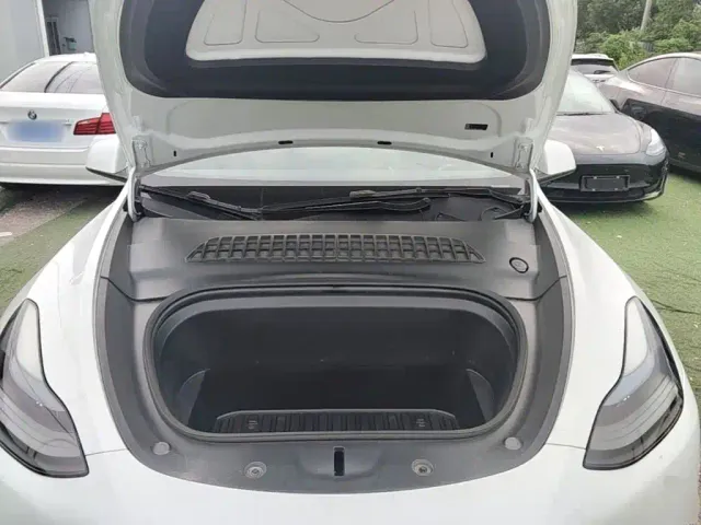 Tesla Model Y — Фото автомобиля 19
