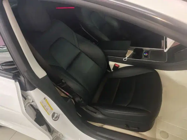 Tesla Model 3 — Фото автомобиля 24