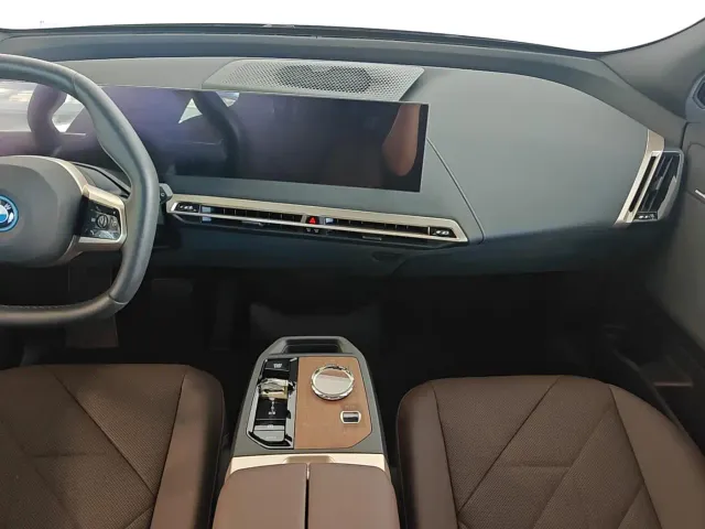 BMW iX — Фото автомобиля 9