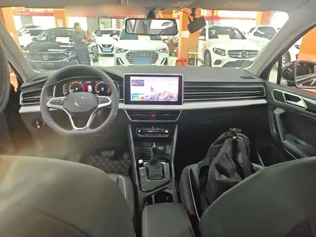 Volkswagen Tiguan L — Фото автомобиля 9