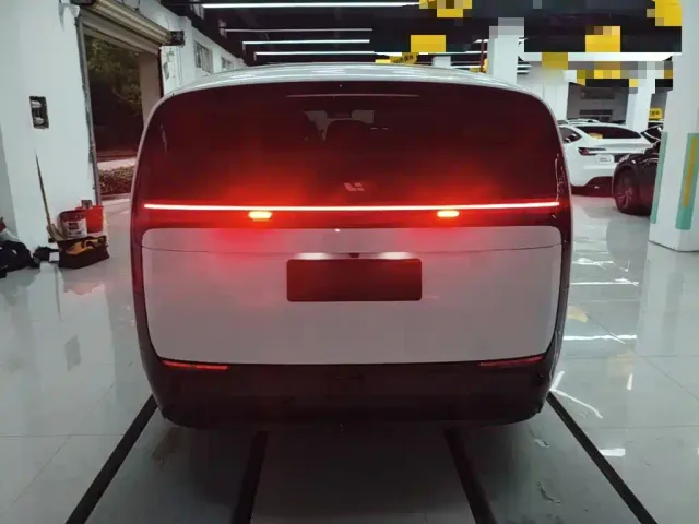 Li Auto MEGA — Фото автомобиля 5