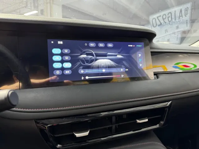 Roewe i5 — Фото автомобиля 10