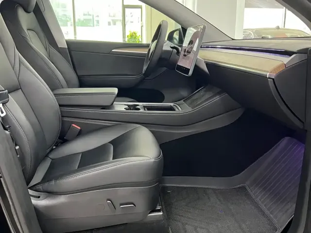 Tesla Model Y — Фото автомобиля 11
