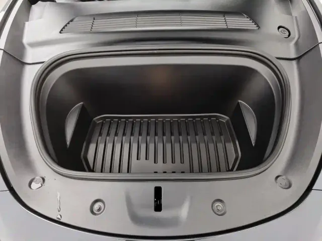Tesla Model Y — Фото автомобиля 6
