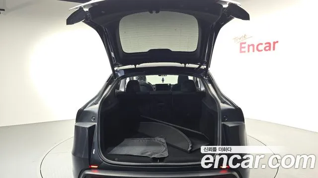 Tesla Model Y — Фото автомобиля 17