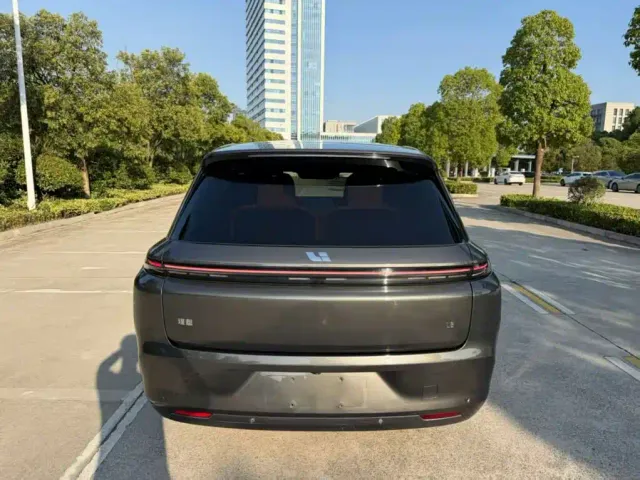 Li Auto L8 — Фото автомобиля 9