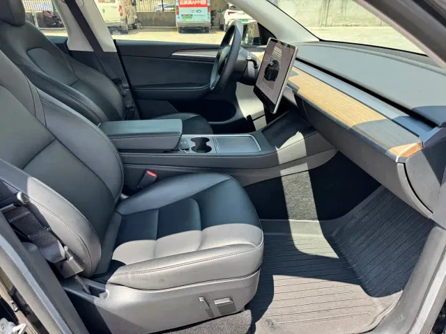 Tesla Model Y — Фото автомобиля 16