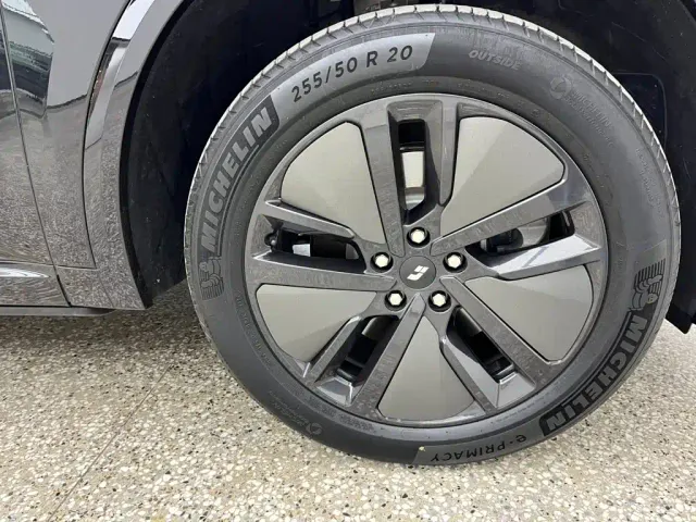 Li Auto L8 — Фото автомобиля 17