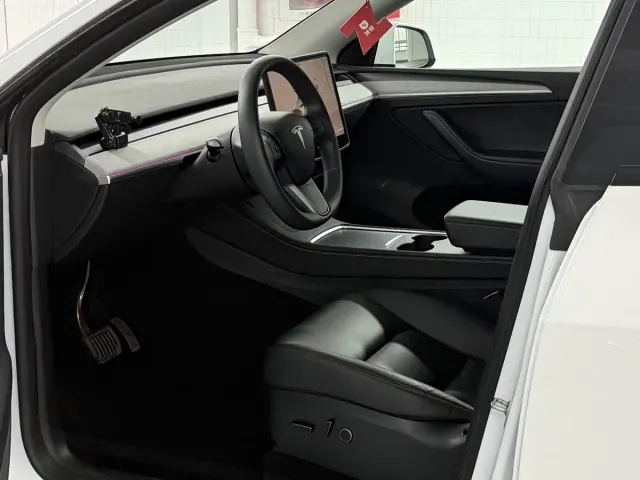 Tesla Model Y — Фото автомобиля 8