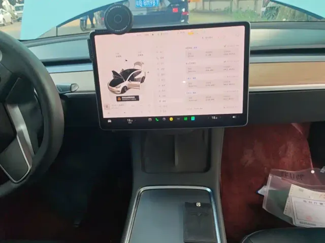 Tesla Model 3 — Фото автомобиля 12