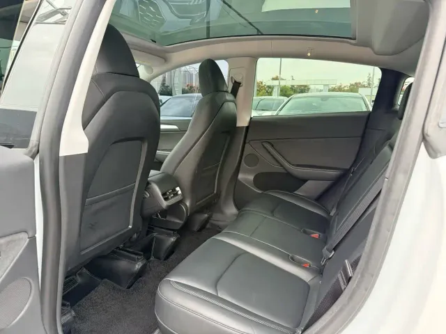 Tesla Model Y — Фото автомобиля 3