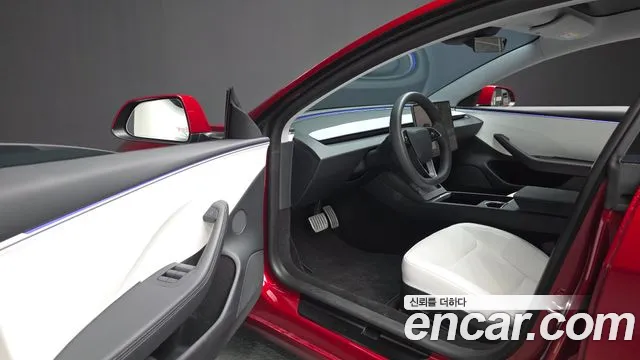Tesla Model 3 — Фото автомобиля 10