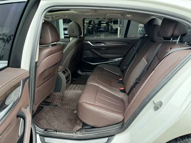 BMW 5 Series — Фото автомобиля 10
