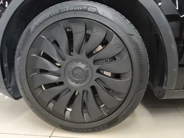 Tesla Model Y — Фото автомобиля 22