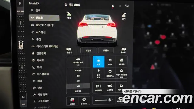 Tesla Model X — Фото автомобиля 19